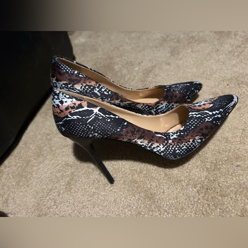 NWOT - Size 9 - Snake print pumps